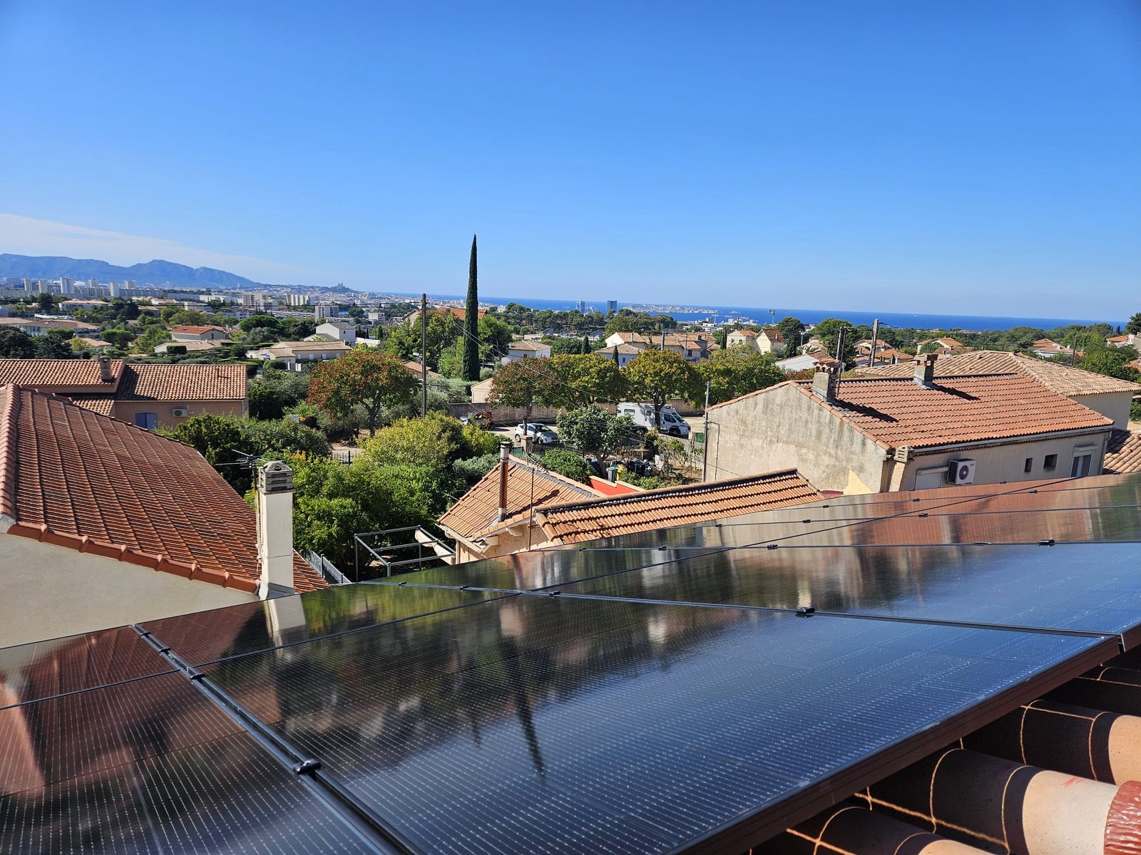Vue détaillée de panneaux photovoltaïques installés